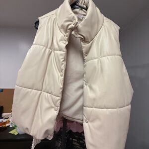 No Boundaries Women's Off-White Puffer Vest
